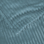 Η φωτογραφία δείχνει Κουβέρτα μονόχρωμη fleece με πομ-πομ.