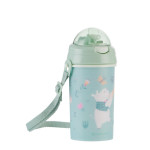 Κατάλληλο για παιδιά από 4 ετών+• Κύπελλο PP με καλαμάκι σιλικόνης και λουράκι.