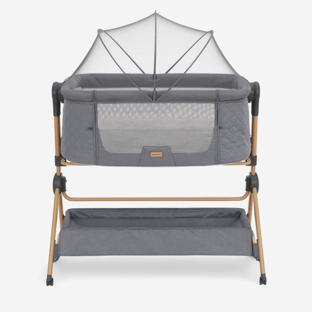 Η φωτογραφία δείχνει Το SLEAT ME είναι ένα πολυλειτουργικό προϊόν 2 σε 1 που μετατρέπεται από κούνια σε παιδικό καρεκλάκι με λίγα μόνο εύκολα βήματα.